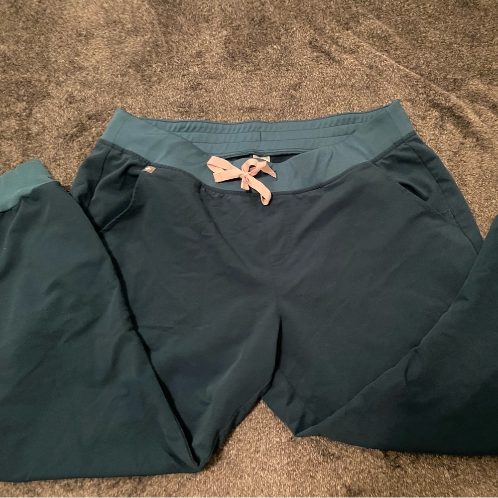 FIGS Zamora jogger petite  scrub pant